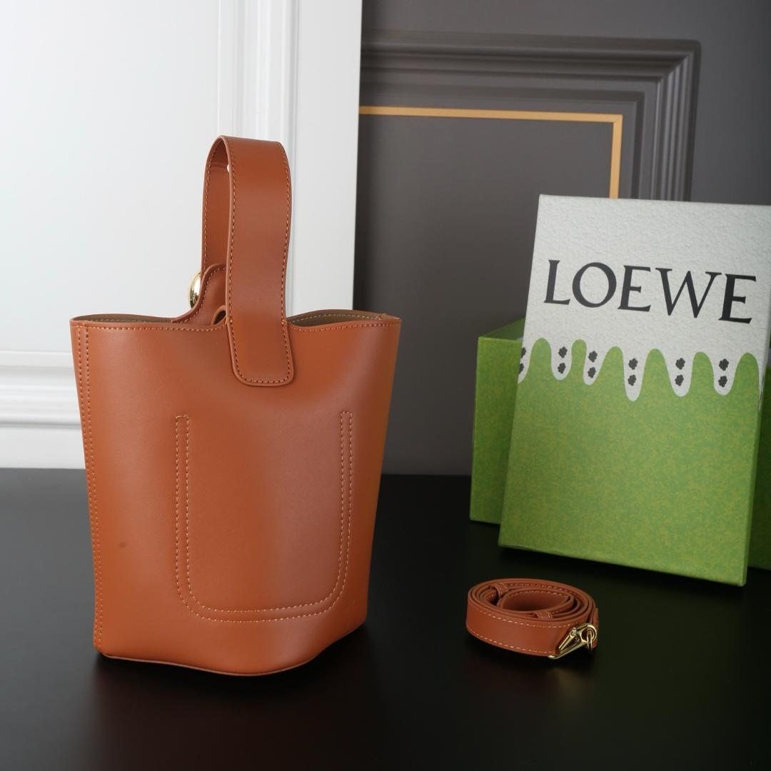 美品ノベルティ　ショルダーバッグ　ブラウン　レザー