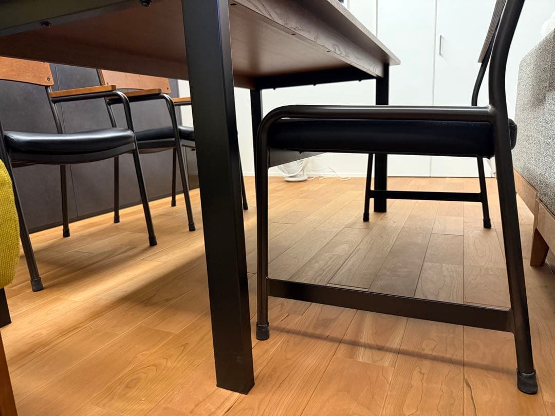 ウニコ　unico 木製アームの黒いダイニングチェア