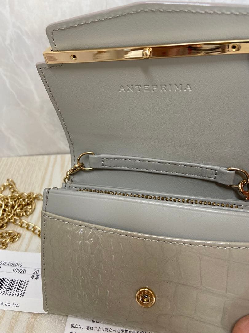 ❤️ANTEPRIMA ❤️クロコ型押し 二つ折り財布　チェーンが長いので横がけに。