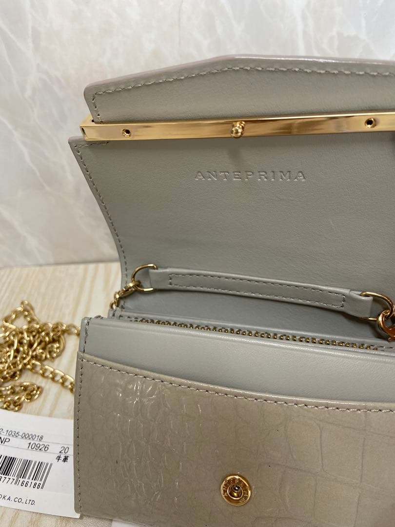 ❤️ANTEPRIMA ❤️クロコ型押し 二つ折り財布　チェーンが長いので横がけに。