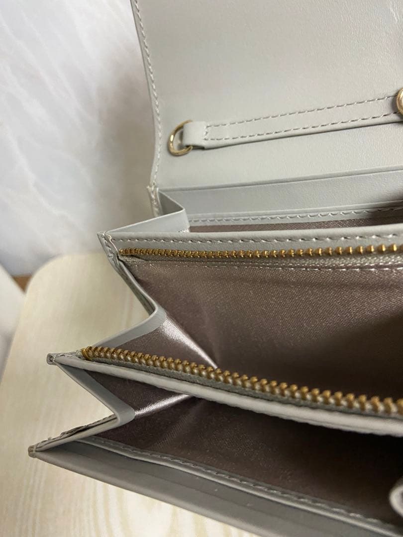 ❤️ANTEPRIMA ❤️クロコ型押し 二つ折り財布　チェーンが長いので横がけに。