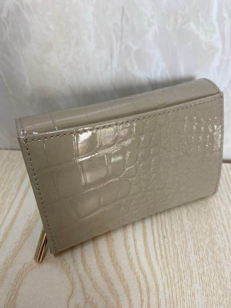 ❤️ANTEPRIMA ❤️クロコ型押し 二つ折り財布　チェーンが長いので横がけに。