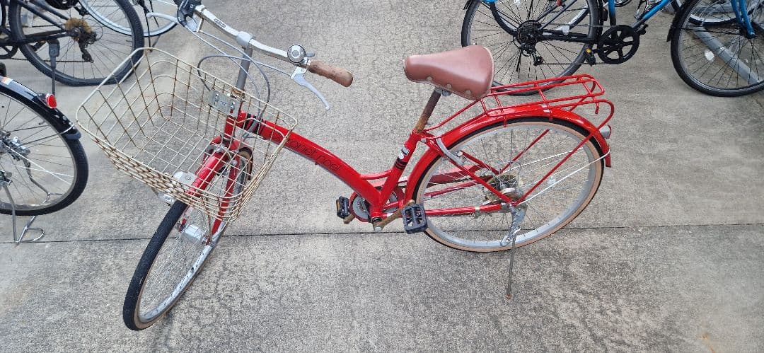 赤いシティサイクル 前面バスケット付き