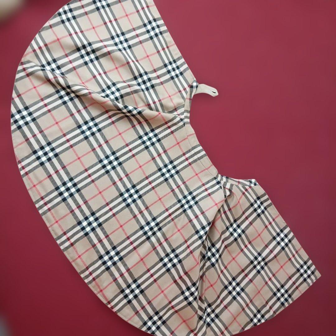 ケープ付きベージュトレンチコート