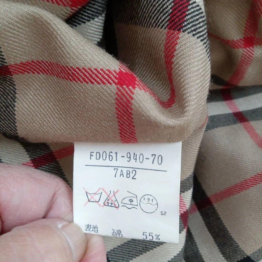 ケープ付きベージュトレンチコート