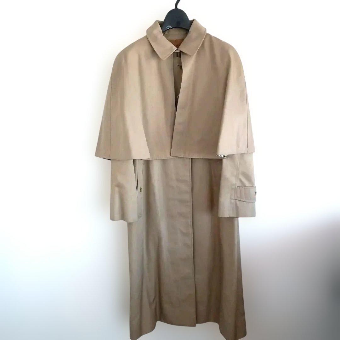 ケープ付きベージュトレンチコート