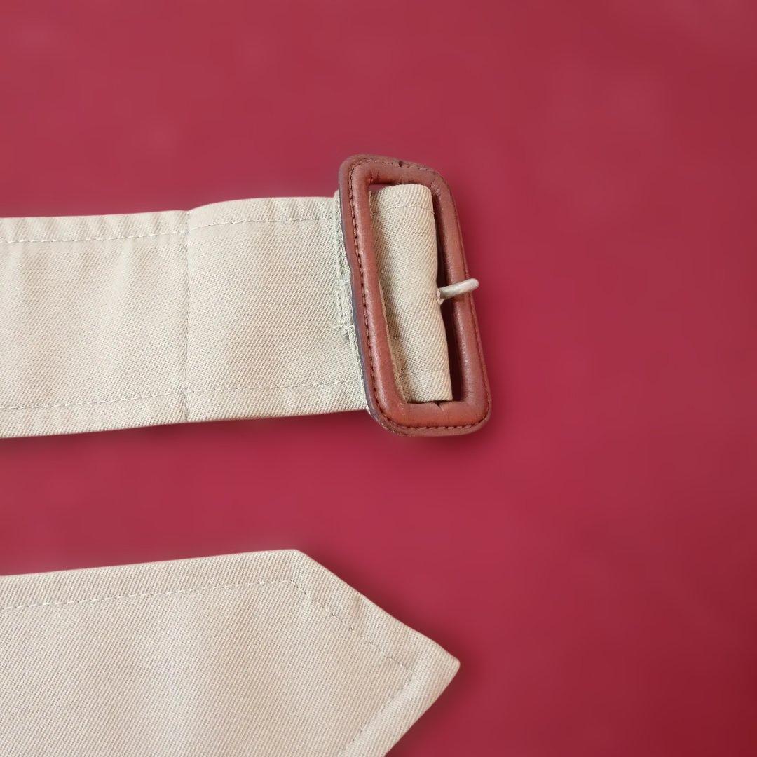 ケープ付きベージュトレンチコート