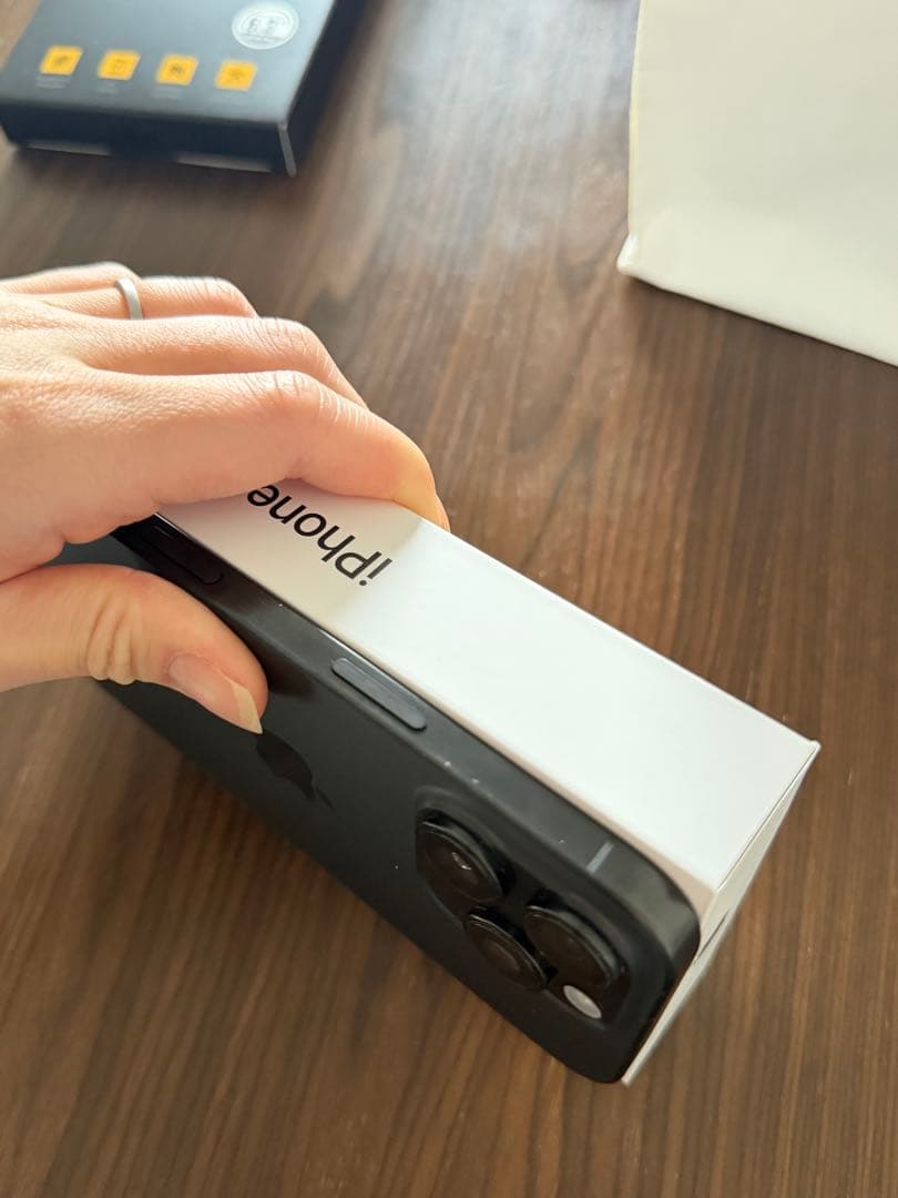 iPhone 16 Pro 128GB ブラック 本体