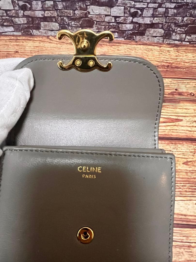 CELINEセリーヌ　トリオンフコンパクトウォレットPebble