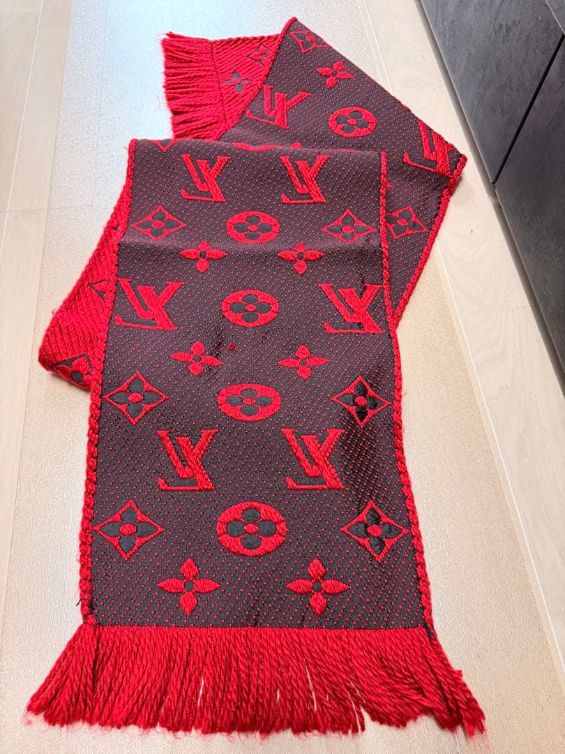 ルイヴィトン赤色 ロゴ入り マフラー