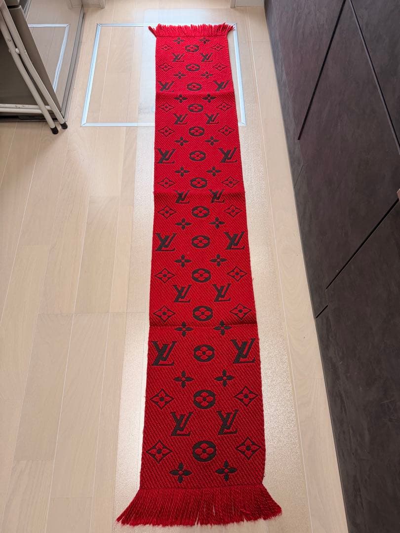 ルイヴィトン赤色 ロゴ入り マフラー