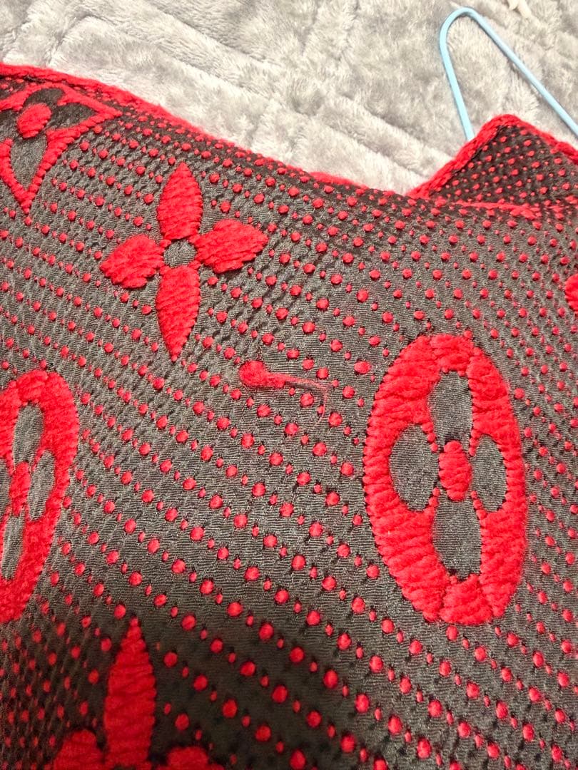 ルイヴィトン赤色 ロゴ入り マフラー