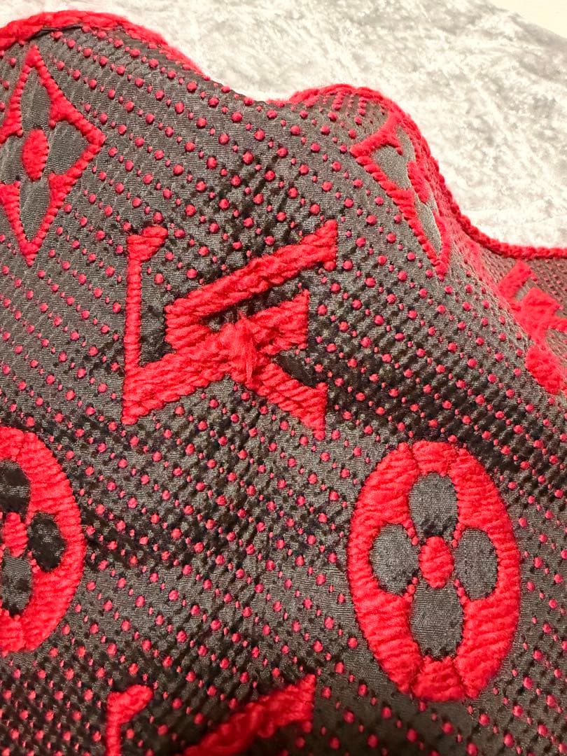 ルイヴィトン赤色 ロゴ入り マフラー