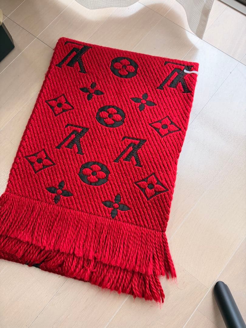 ルイヴィトン赤色 ロゴ入り マフラー