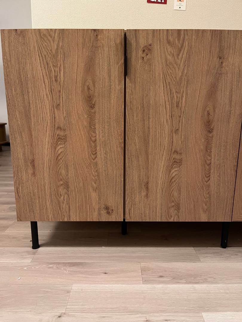 ラタン扉のモダンキャビネット