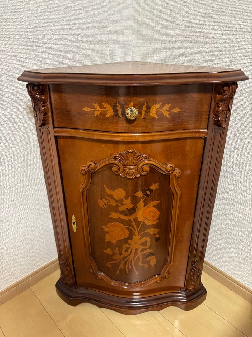 イタリア製家具　FP PASI 木製コーナーキャビネット　鍵付き