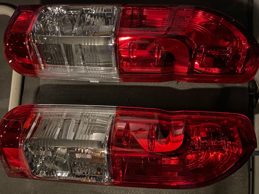 新車取り外し テールランプ 赤 クリア 左右セット ハイエース 純正品