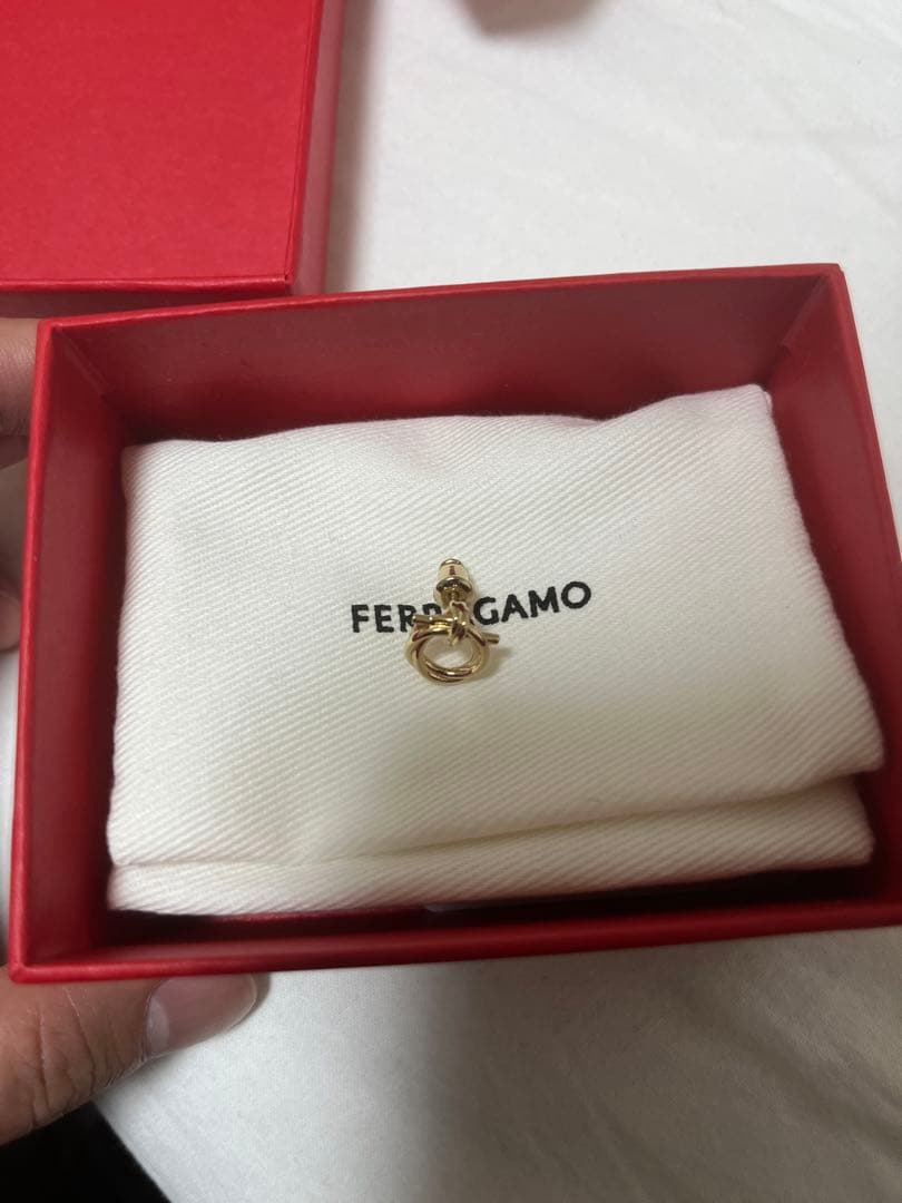 新作 FERRAGAMO ゴールドツイストピアス　ガンチーニフープピアス片耳