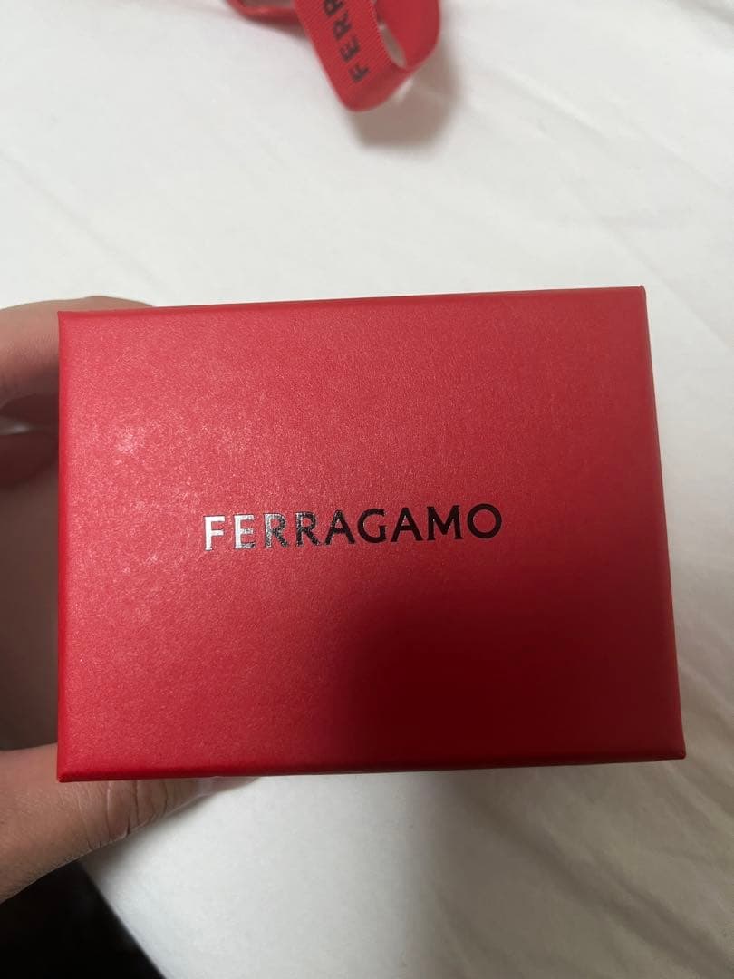 新作 FERRAGAMO ゴールドツイストピアス　ガンチーニフープピアス片耳