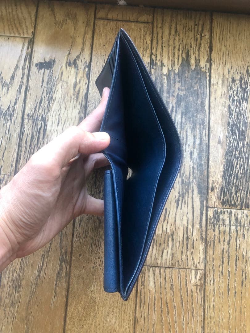 キプリス　ネイビーレザー二つ折り財布