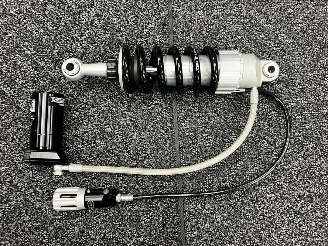 スクリーミンイーグル/オーリンズ M8ソフテイルリアサスペンション