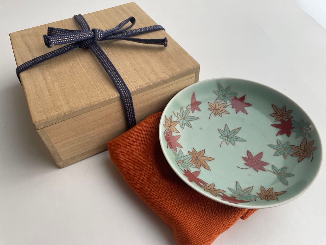 骨董　アンティーク　青磁色絵　紅葉文様　五寸皿　丸皿　竜田川　箱付き