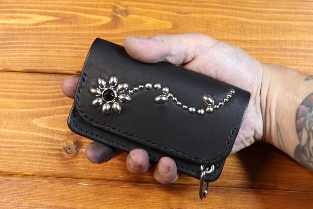 フラワースタッズ ミニトラッカーウォレット ハトメ小判カン付き