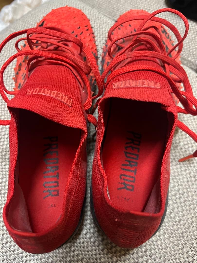 アディダス PREDATOR 赤 スポーツシューズ