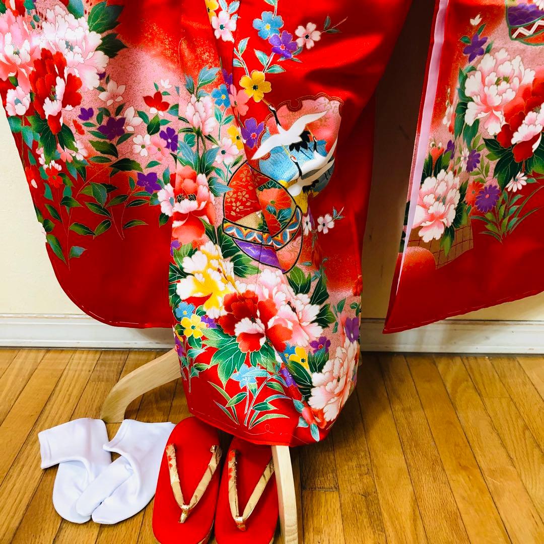 七五三七歳❣️四つ身着物光沢地未使用⭐︎赤地手毬花金彩煌びやか絢爛⭐︎完全フルセット