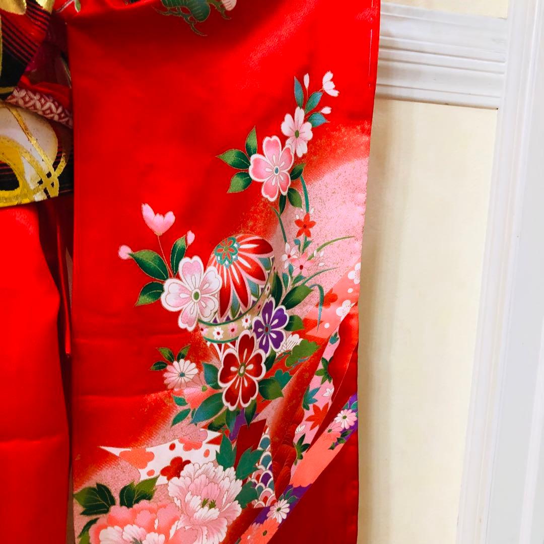 七五三七歳❣️四つ身着物光沢地未使用⭐︎赤地手毬花金彩煌びやか絢爛⭐︎完全フルセット