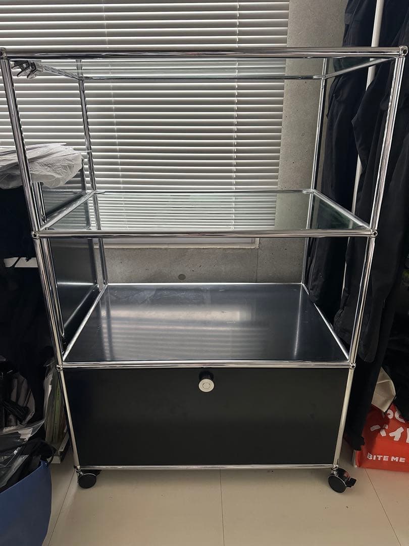 USMハラー　タイムセール　ガラス3田キャビネット キャスター付き　ブラック