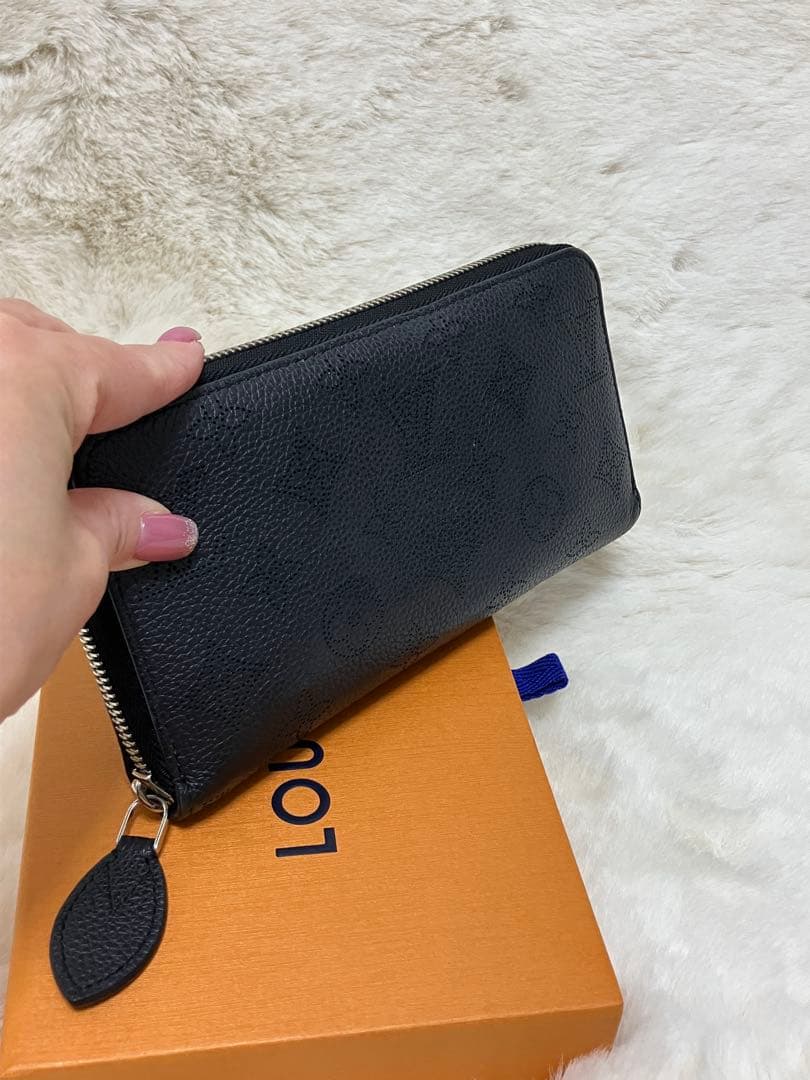ルイ・ヴィトン マヒナ ジッピーウォレット ノワール 長財布