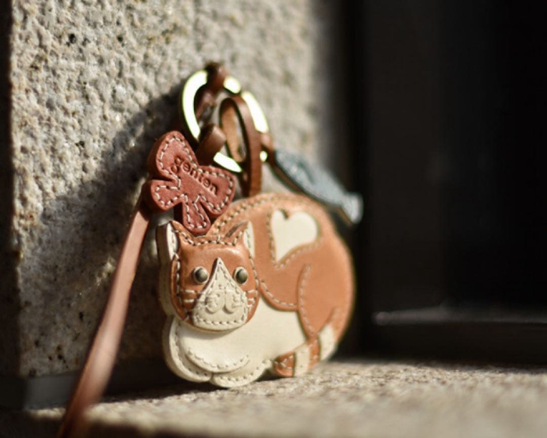 【出品9/15まで・新品未使用】 genten チャーム 茶白 ハチワレ 猫