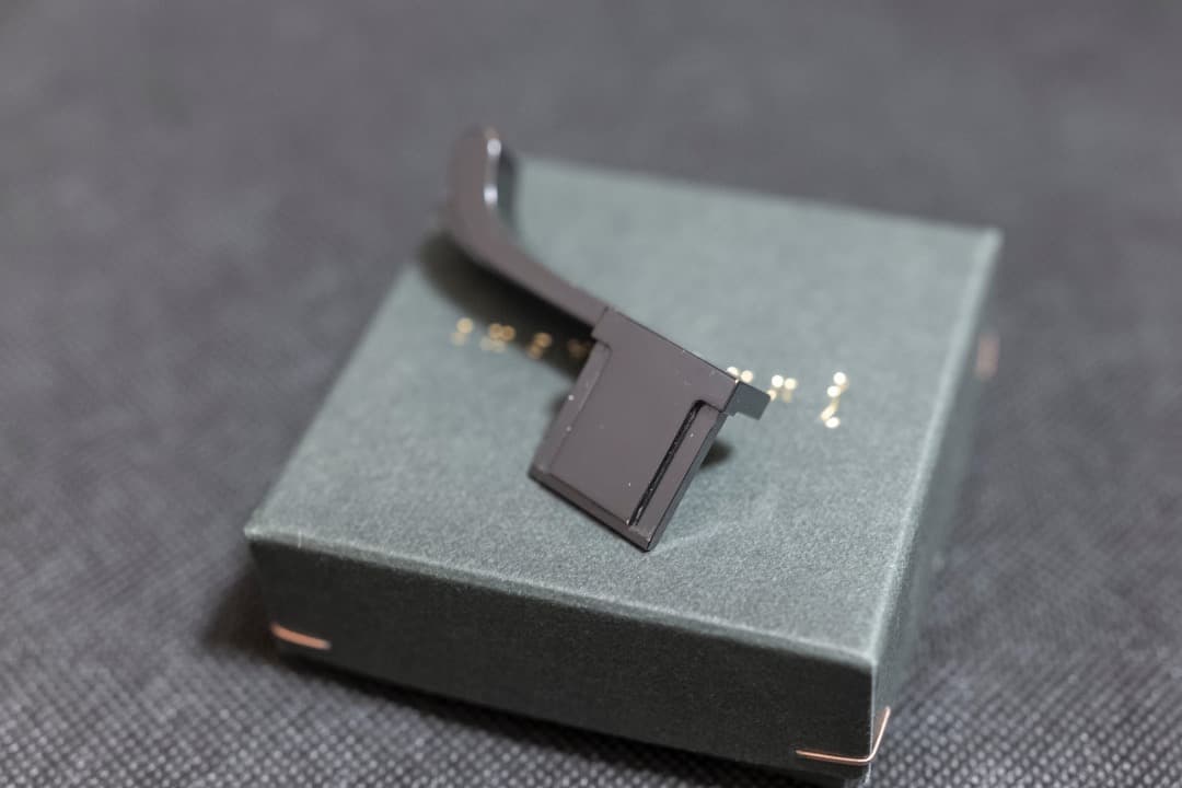 なにがし　LeicaM10、M11用サムレスト　光沢ブラックペイント