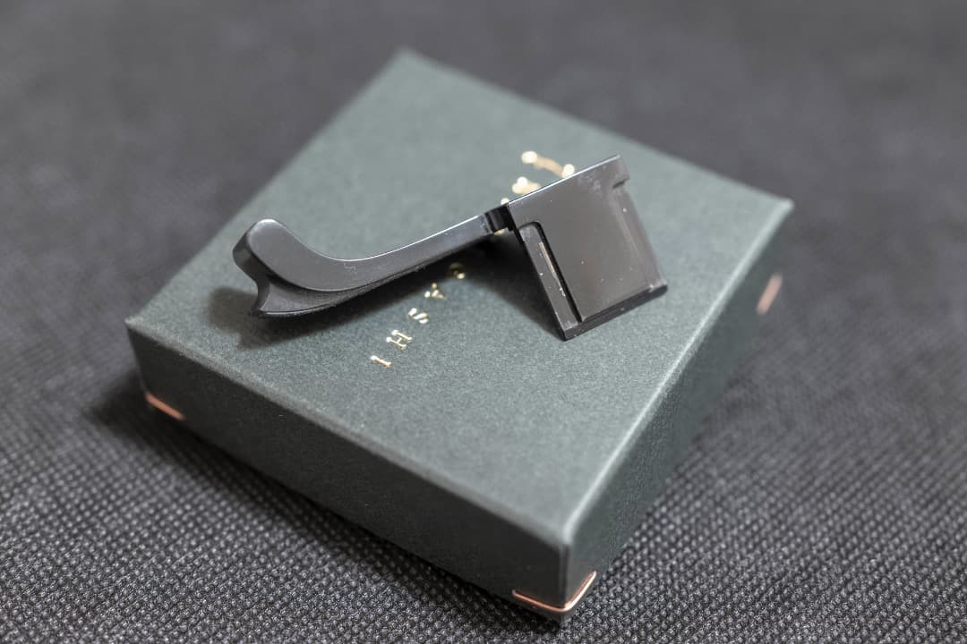 なにがし　LeicaM10、M11用サムレスト　光沢ブラックペイント