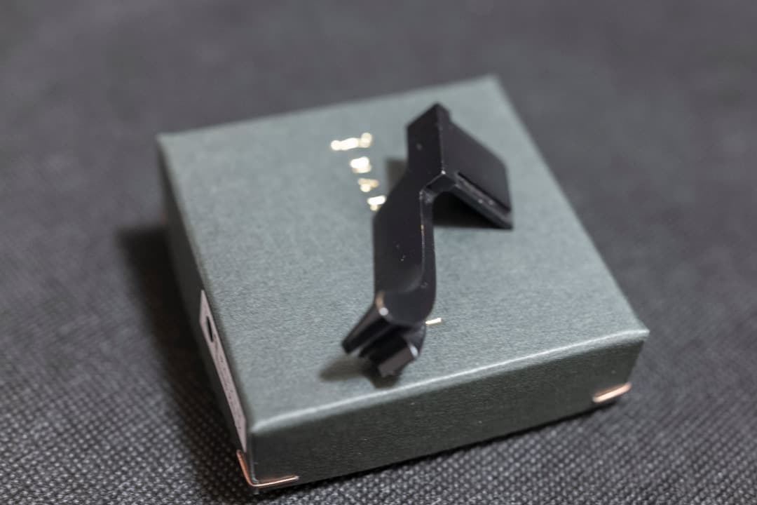 なにがし　LeicaM10、M11用サムレスト　光沢ブラックペイント