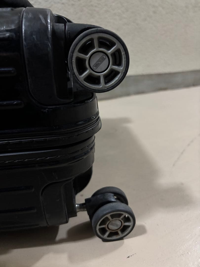 ブラック キャリーケース　RIMOWA