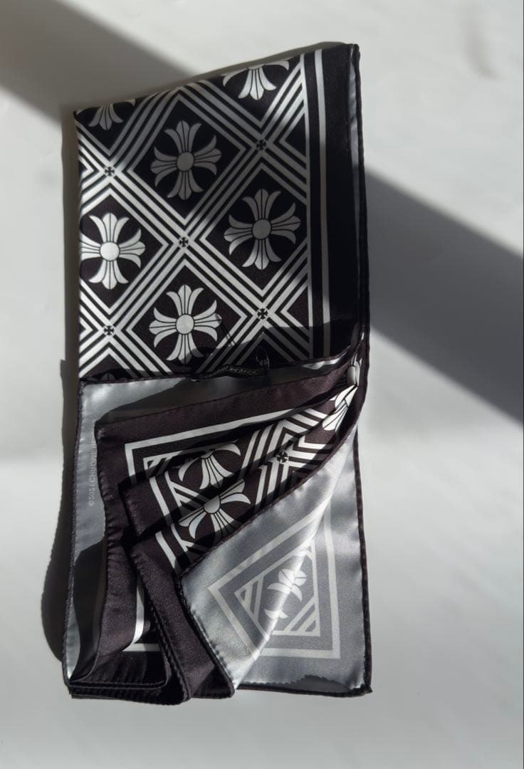 新品未使用春物クロムハーツ　大判スカーフ 100cm×100cmブラック/グレー