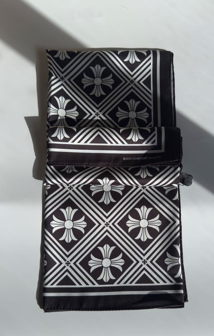 新品未使用春物クロムハーツ　大判スカーフ 100cm×100cmブラック/グレー