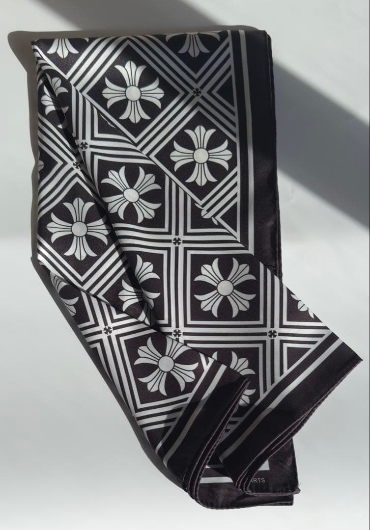 新品未使用春物クロムハーツ　大判スカーフ 100cm×100cmブラック/グレー