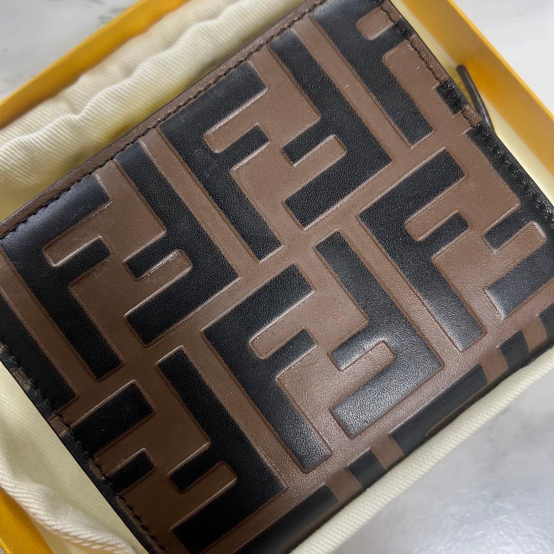 FENDI 現行 エフイズ フェンディ 二つ折り財布 ズッカ柄
