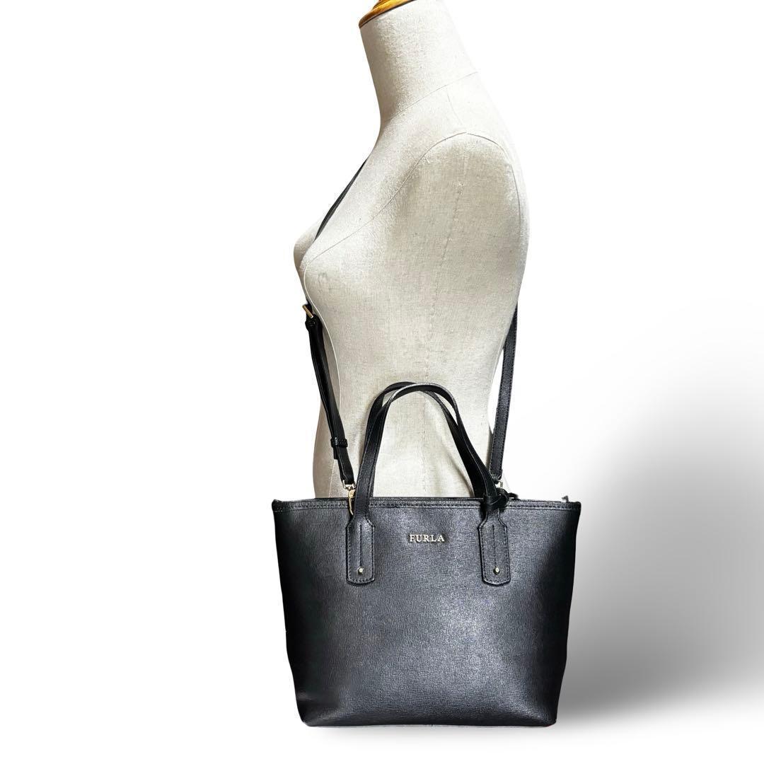 【美品】フルラ　リンダ　2way ショルダーバッグ トート　ロゴ金具　PVC黒