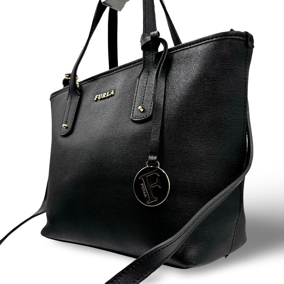 【美品】フルラ　リンダ　2way ショルダーバッグ トート　ロゴ金具　PVC黒