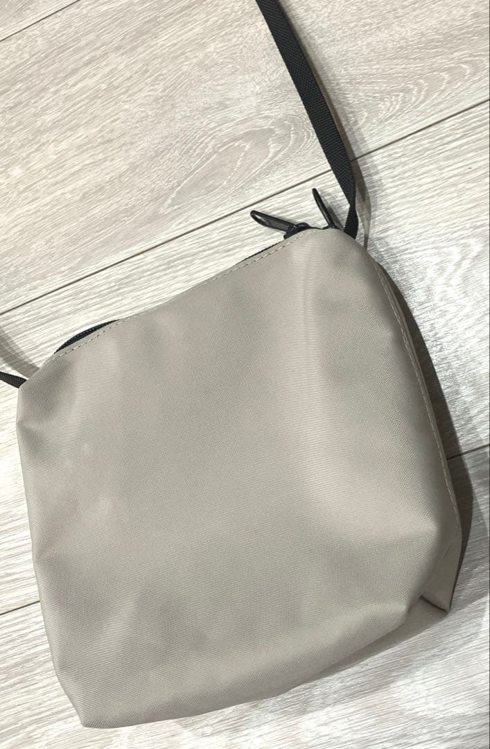 バ*ル様 【美品】エルベシャプリエ　ナイロン　スクエア　ショルダーバッグ　　ナク