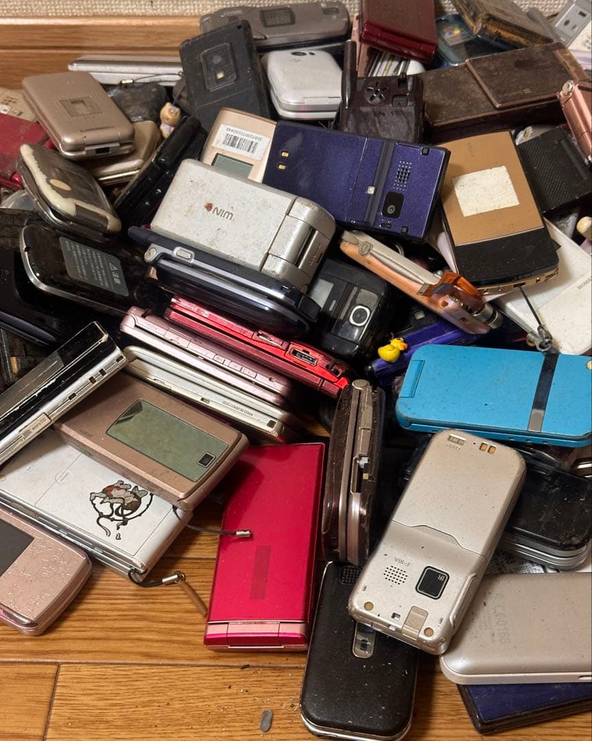 ぽ*け様 ジャンク品　ガラケー　13.3 KG まとめ 110台　本体