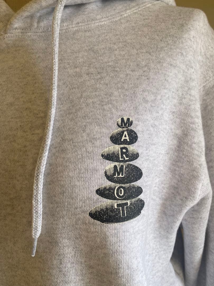 新品MARMOT CAPITALフーディ