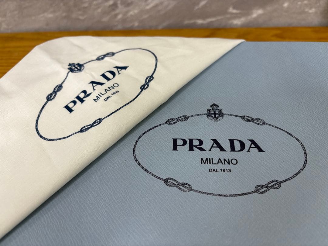 美品 PRADA プラダ　黒 キャスケット サイズ　M 箱付き
