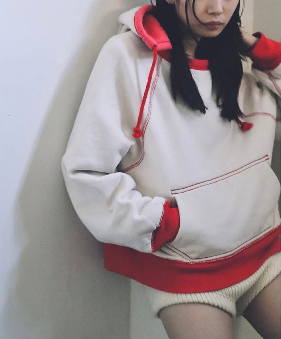 FUMIKA_UCHIDA/2-TONE PULLOVER HOODIE　レッド
