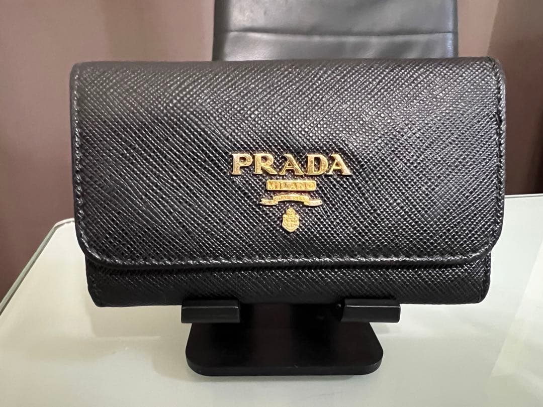 美品 PRADA プラダ 6連キーケース ブラックゴールドロゴ 型押カーフレザー