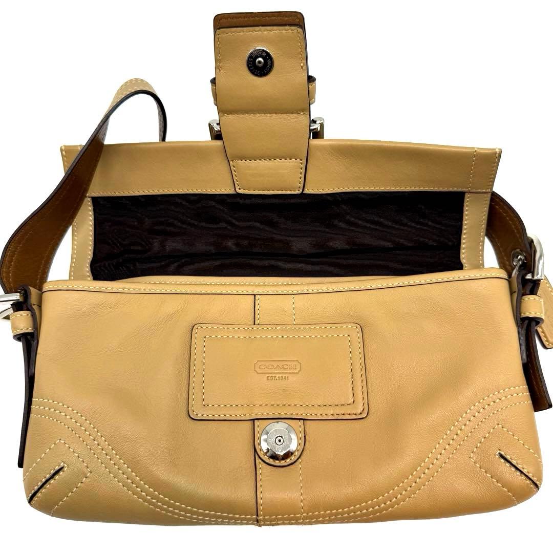 希少 コーチ アクセサリーポーチ ワンショルダー キャメル ソーホー チャーム付
